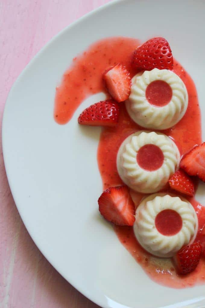 Panna cotta mit Erdbeeren - Kinder, kommt essen!