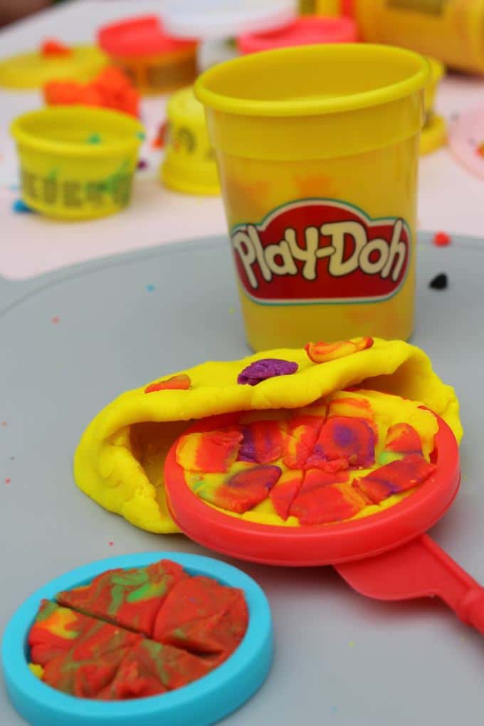 "Pommes-Currywurst, bitte." Wir kneten mit Play-Doh anlässlich des diesjährigen Kindergartenpreises (Werbung)