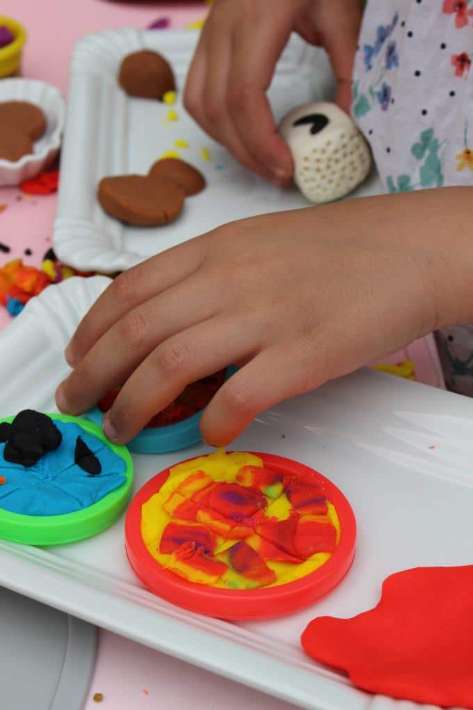 "Pommes-Currywurst, bitte." Wir kneten mit Play-Doh anlässlich des diesjährigen Kindergartenpreises (Werbung)