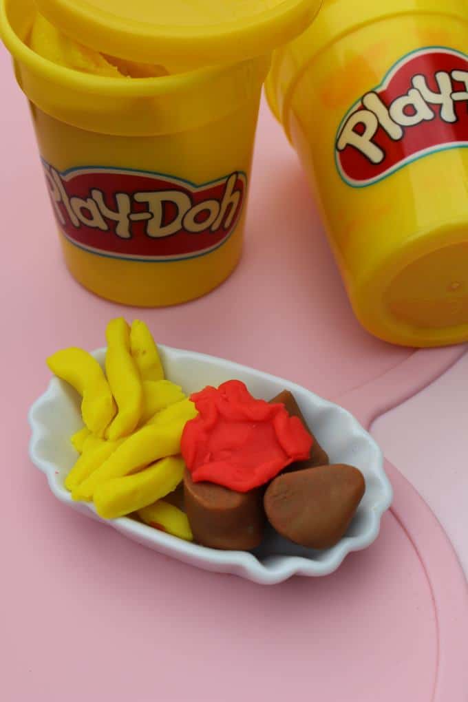 "Pommes-Currywurst, bitte." Wir kneten mit Play-Doh anlässlich des diesjährigen Kindergartenpreises (Werbung)