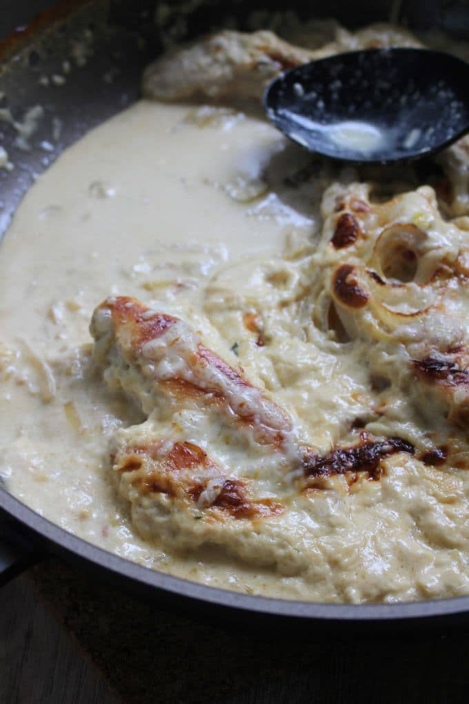 Zwiebel-Sahne-Hähnchen aus dem Ofen mit Reis