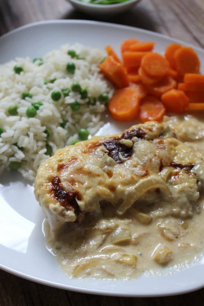 Zwiebel-Sahne-Hähnchen aus dem Ofen mit Reis