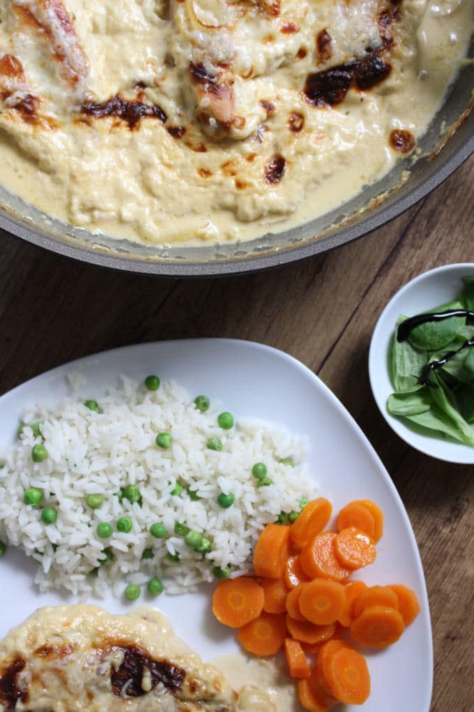 Zwiebel-Sahne-Hähnchen aus dem Ofen mit Reis