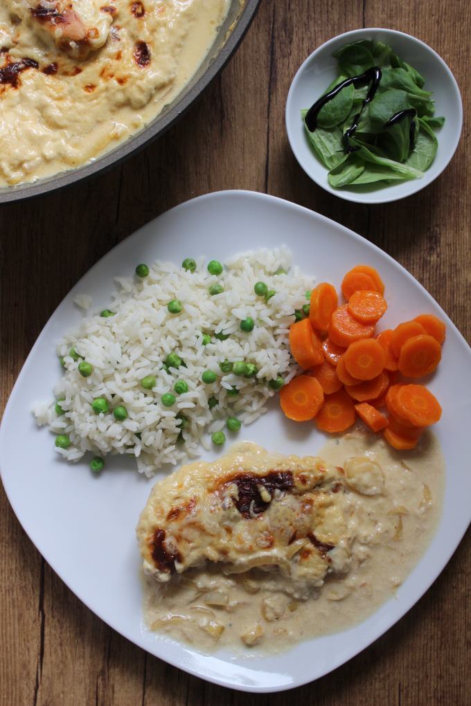 Zwiebel-Sahne-Hähnchen aus dem Ofen mit Reis