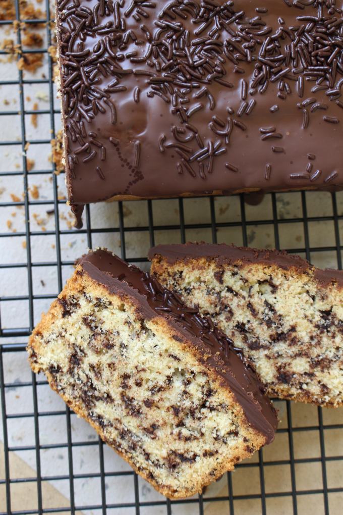 Kastenkuchen mit Schokoladenstreuseln