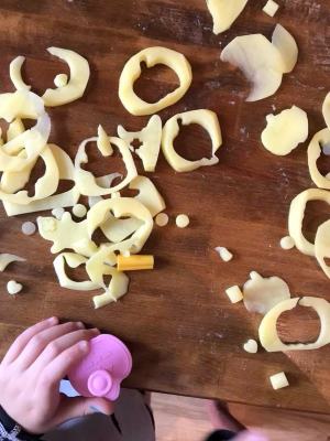 Curry-Kürbis-Wurst mit Halloween-Pommes