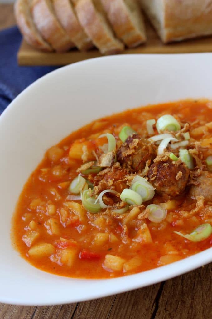 Kartoffelsuppe mit Curry und Bratwurstklößchen - Kinder, kommt essen!