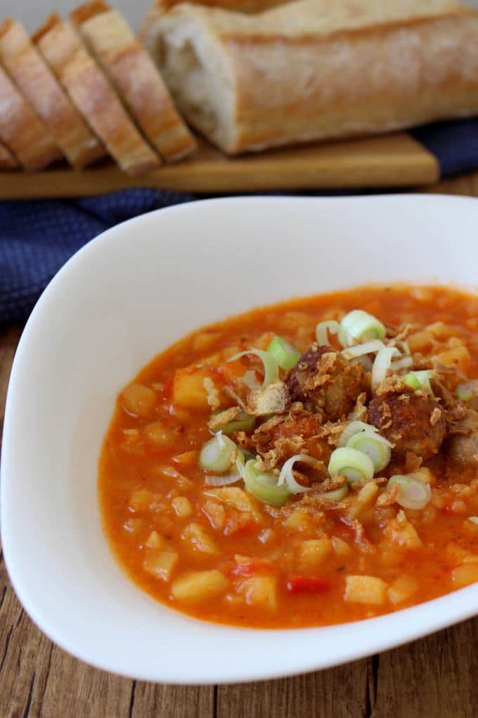 Kartoffelsuppe mit Curry und Bratwurstklößchen - Kinder, kommt essen!