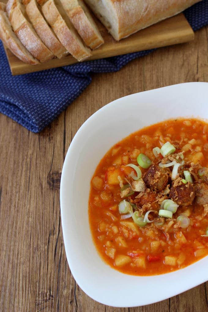 Kartoffelsuppe mit Curry und Bratwurstklößchen