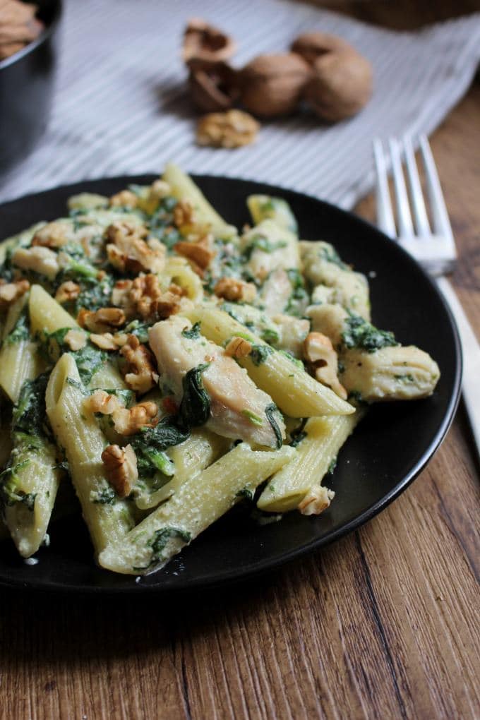 Penne mit Spinat und Hähnchen in einer Walnuss-Ricotta-Soße