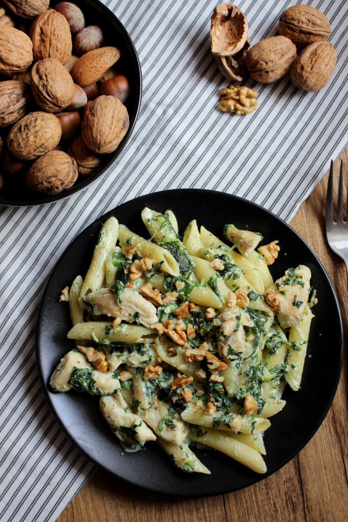 Penne mit Spinat und Hähnchen in einer Walnuss-Ricotta-Soße