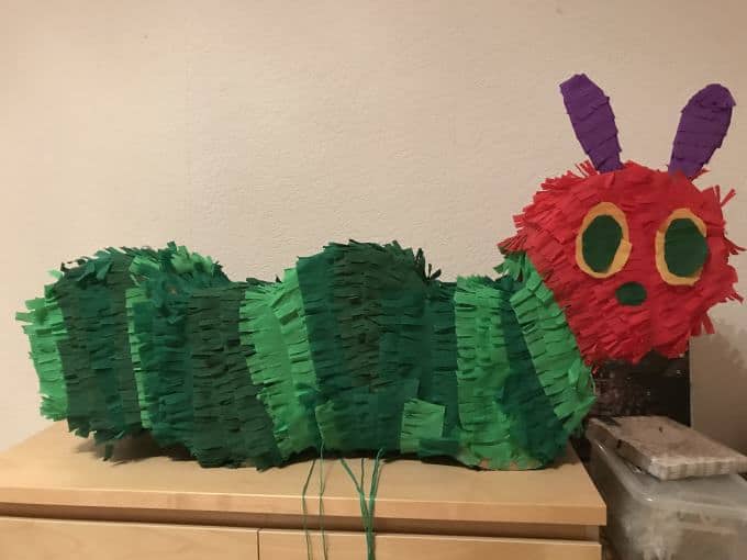 Papa bastelt eine Raupe Nimmersatt-Piñata