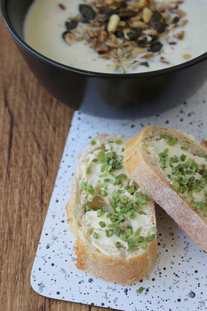 Blumenkohlcremesuppe mit Nusscrunch