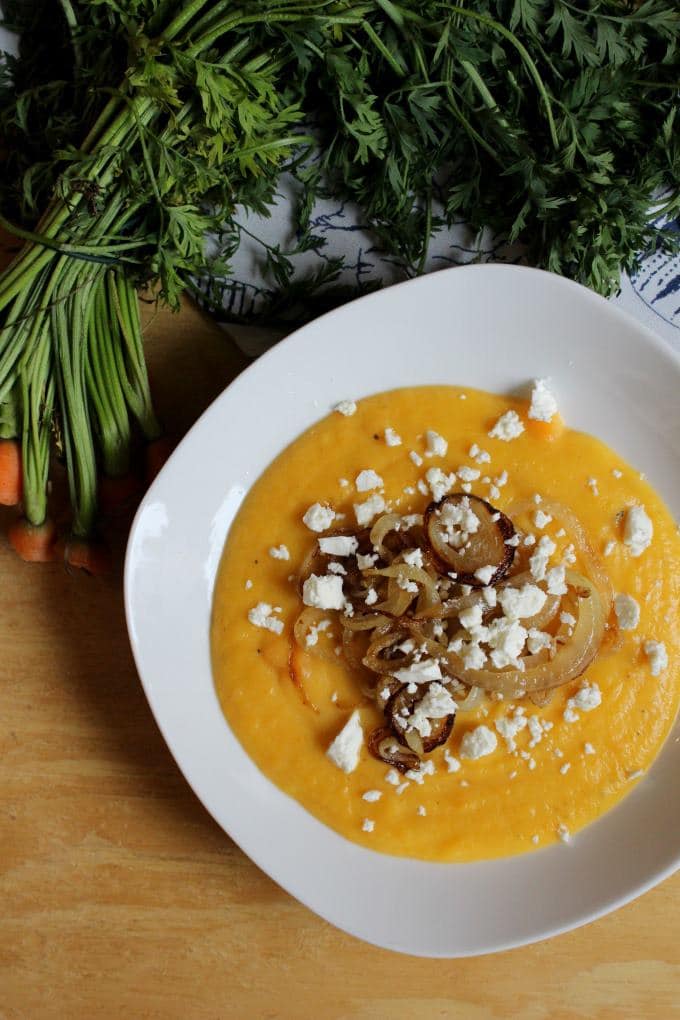 Möhrencremesuppe mit Feta und Zwiebeln