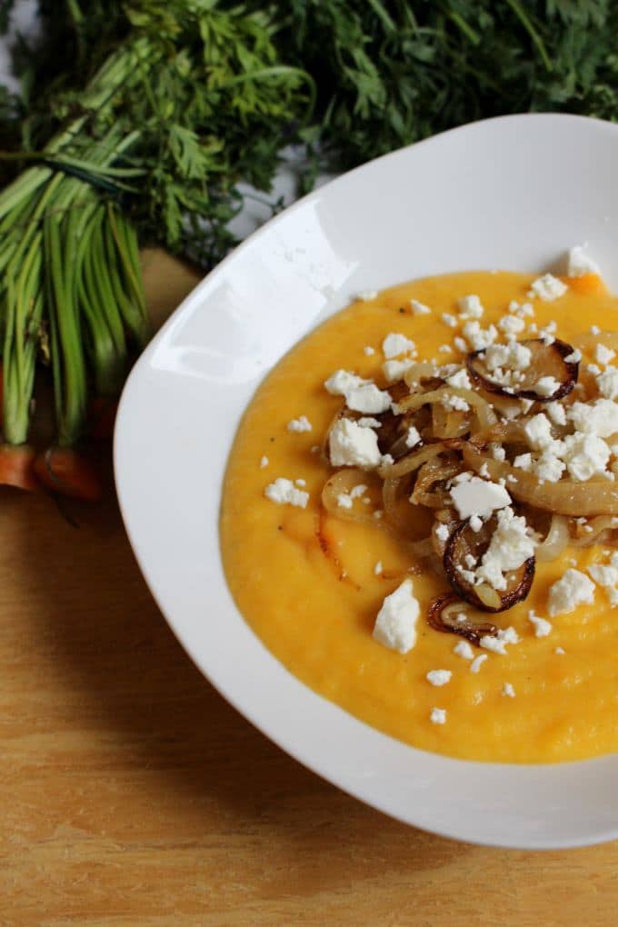 Möhrencremesuppe mit Feta und Zwiebeln