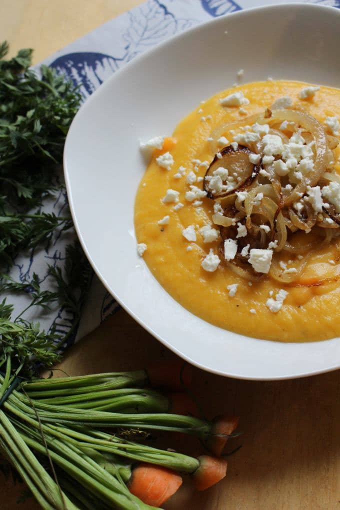 Möhrencremesuppe mit Feta und Zwiebeln