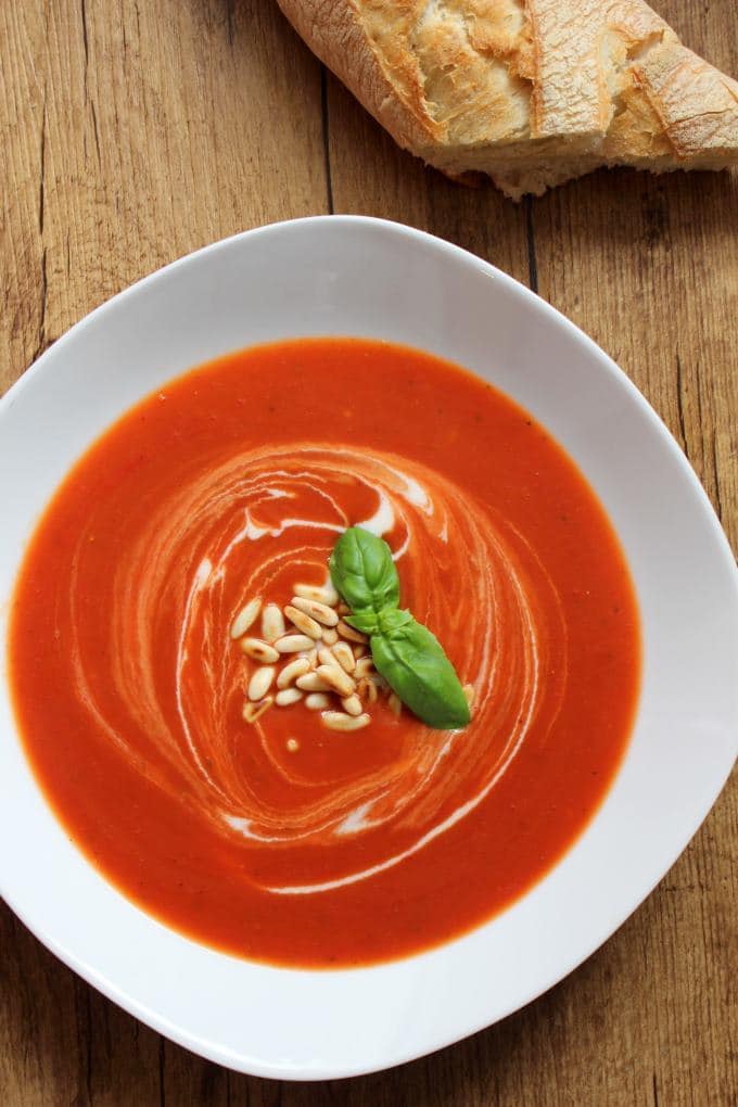 Tomatensuppe mit Pinienkernen