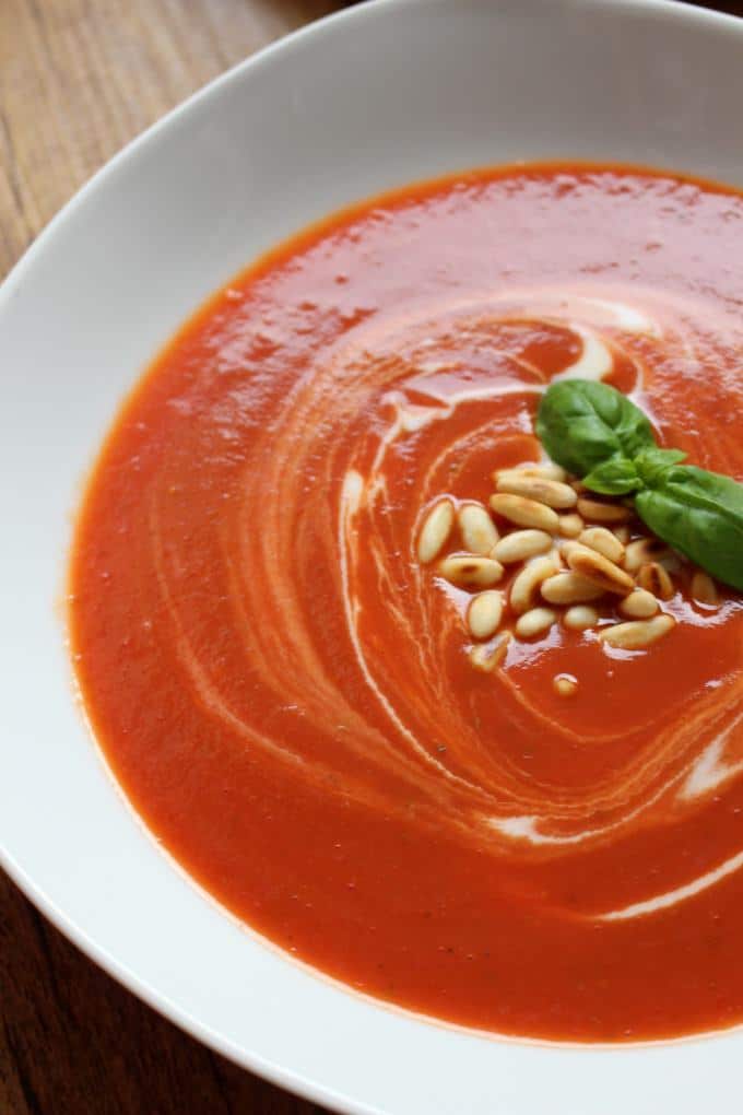 Tomatensuppe mit Pinienkernen