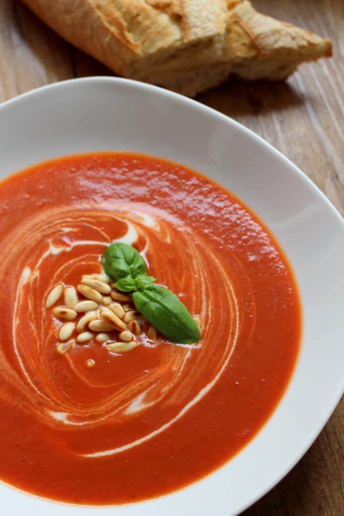 Tomatensuppe mit Pinienkernen