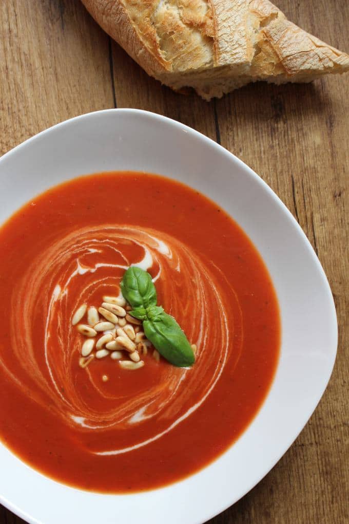 Tomatensuppe mit Pinienkernen