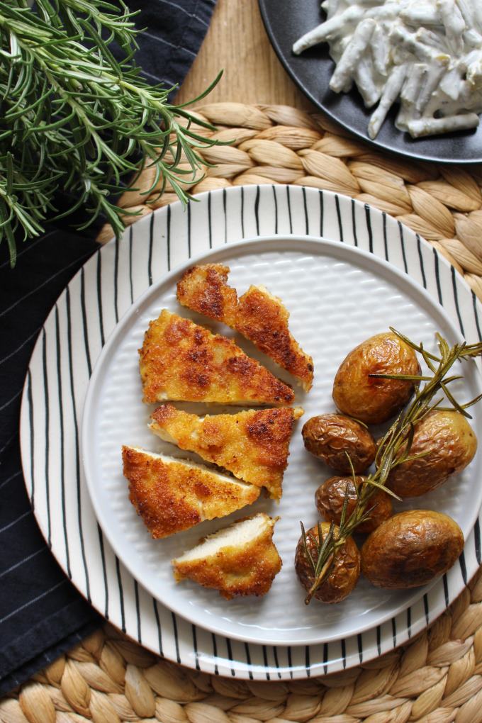 Hähnchenschnitzel mit Parmesankruste und Rosmarinkartoffeln