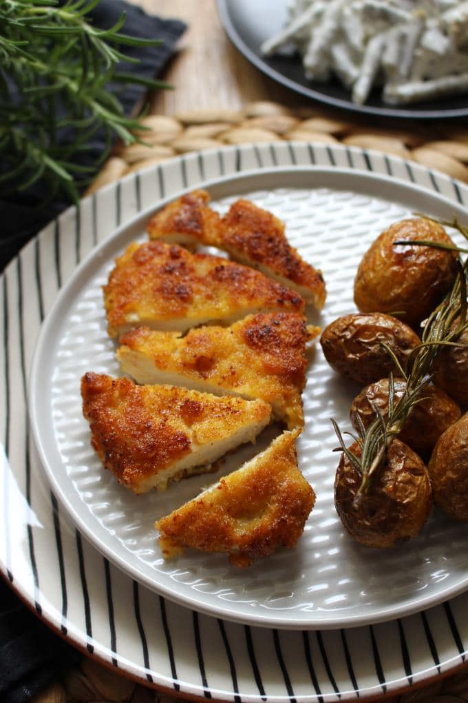 Hähnchenschnitzel mit Parmesankruste und Rosmarinkartoffeln