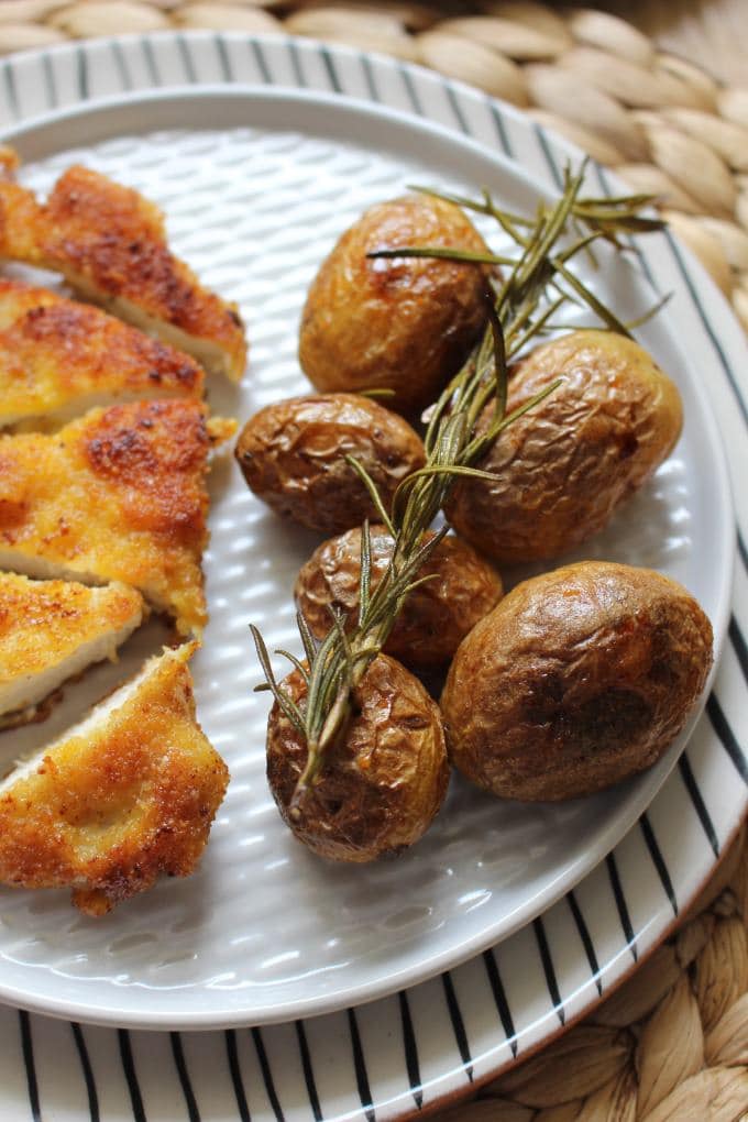 Hähnchenschnitzel mit Parmesankruste und Rosmarinkartoffeln