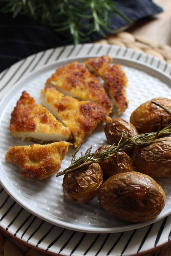 Hähnchenschnitzel mit Parmesankruste und Rosmarinkartoffeln