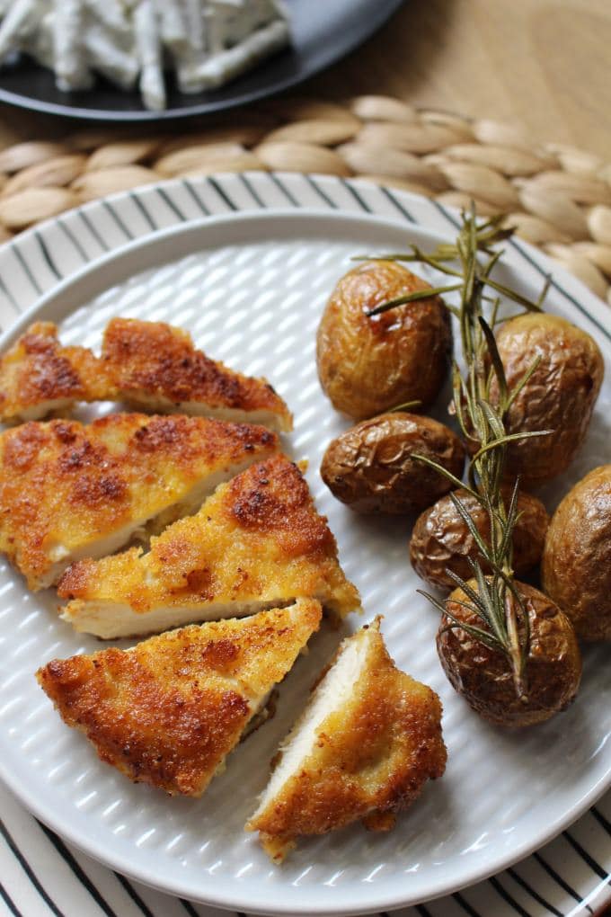 Hähnchenschnitzel mit Parmesankruste und Rosmarinkartoffeln