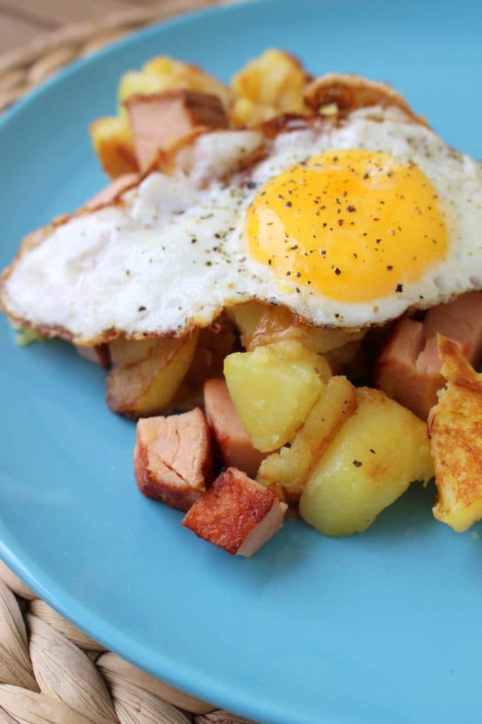 Kartoffel-Leberkäs-Pfanne mit Brokkolisalat