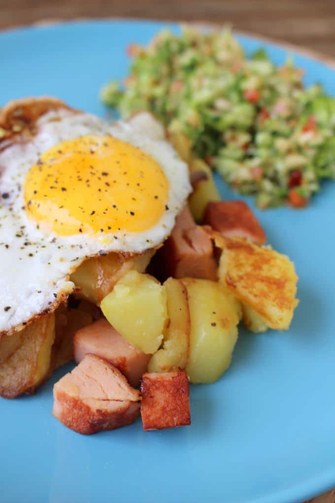 Kartoffel-Leberkäs-Pfanne mit Brokkolisalat