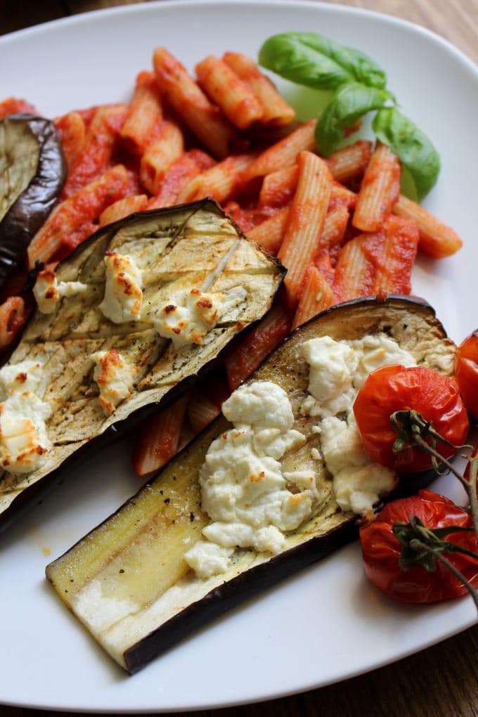 Pasta mit Tomatensoße, Aubergine und Feta