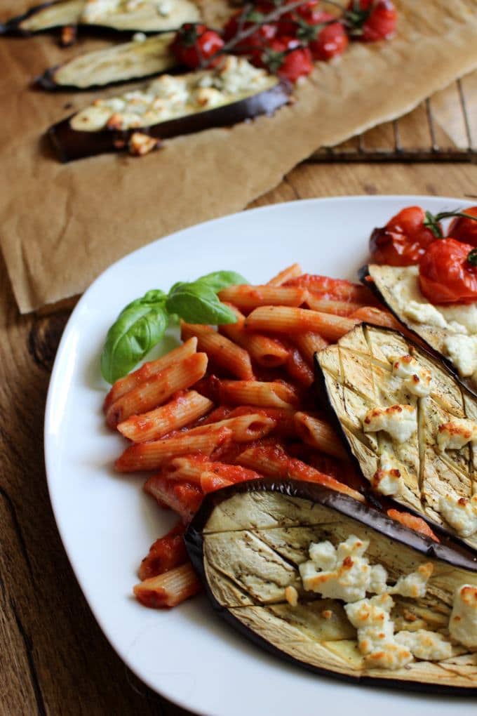 Pasta mit Tomatensoße, Aubergine und Feta