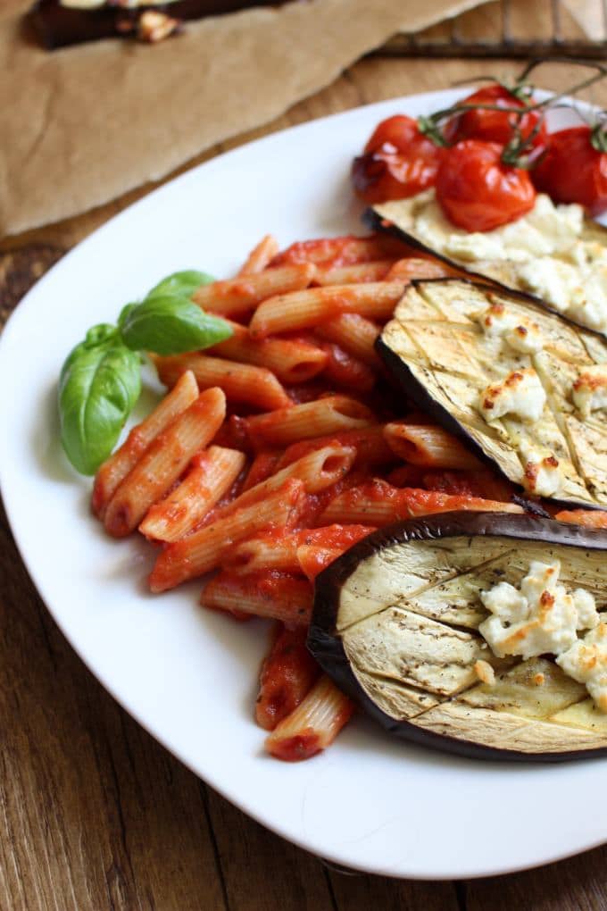 Pasta mit Tomatensoße, Aubergine und Feta