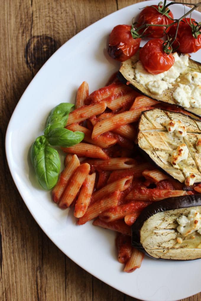Pasta mit Tomatensoße, Aubergine und Feta