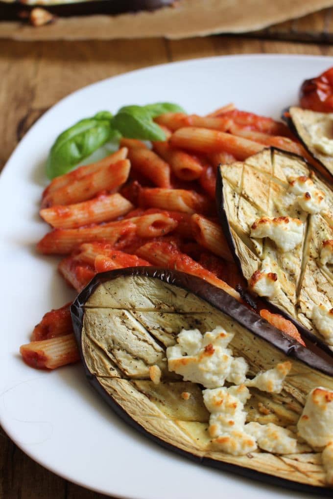 Pasta mit Tomatensoße, Aubergine und Feta