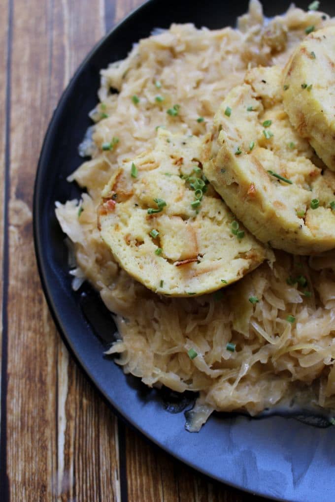 Serviettenknödel auf Sauerkraut