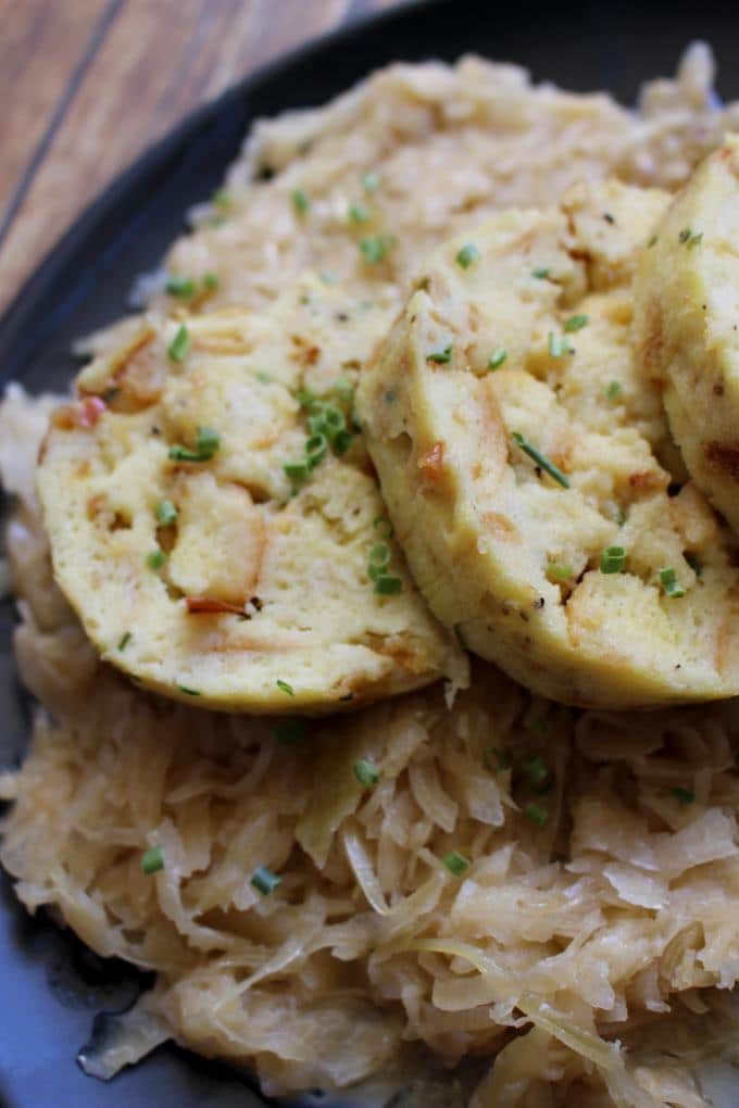 Serviettenknödel auf Sauerkraut