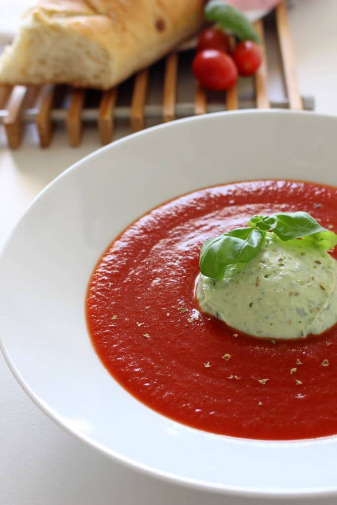 Tomatensuppe mit Basilikum-Ricotta-Creme- ein leckeres Familiengericht