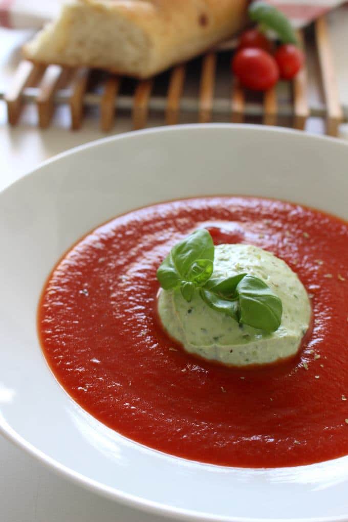 Tomatensuppe mit Basilikum-Ricotta-Creme