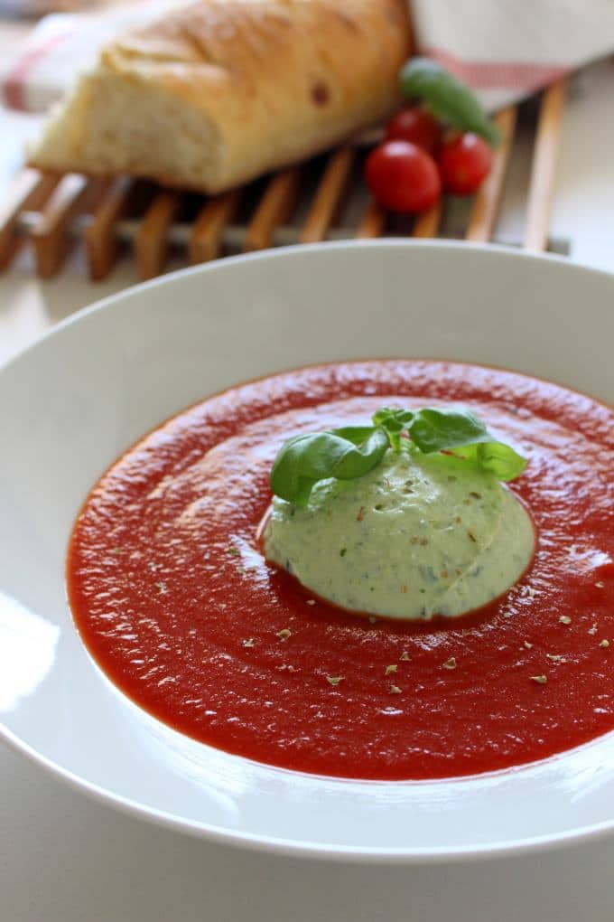 Tomatensuppe mit Basilikum-Ricotta-Creme