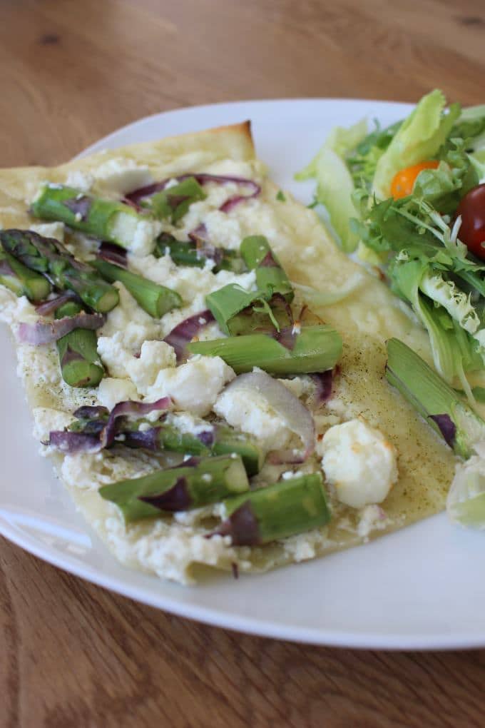 Flammkuchen mit Spargel und Feta