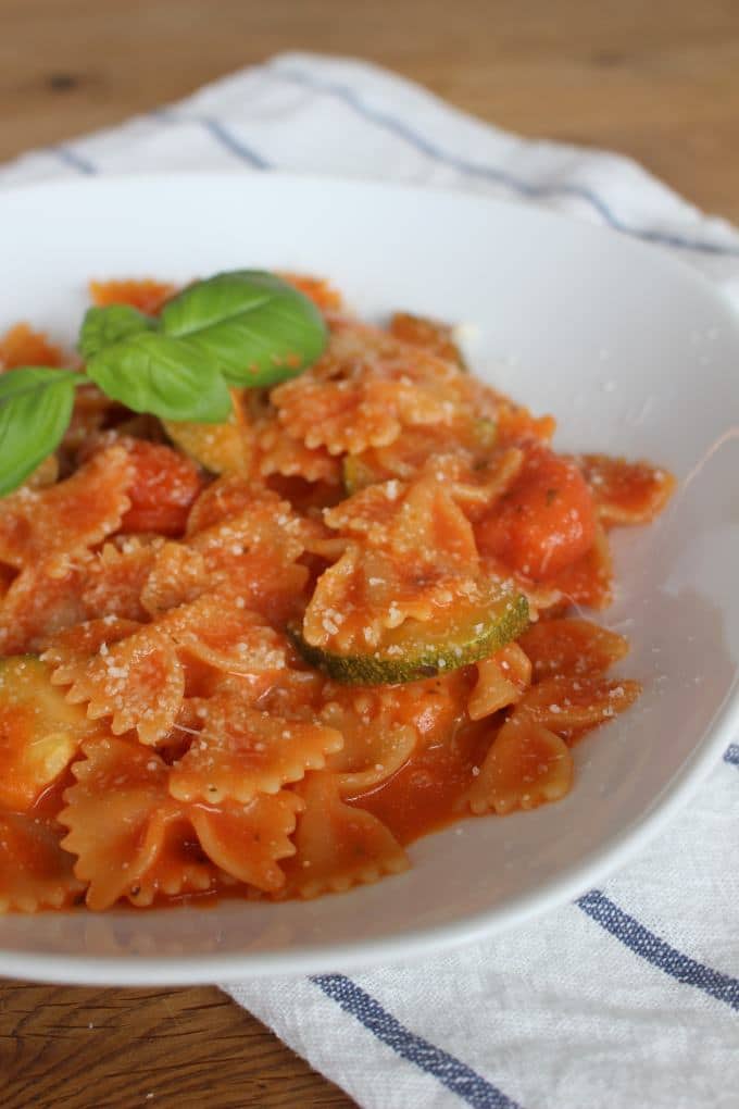 One-Pot-Pasta mit Zucchini und Tomaten