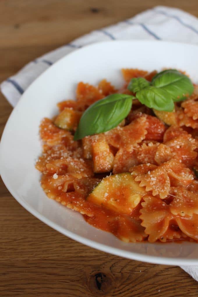 One-Pot-Pasta mit Zucchini und Tomaten