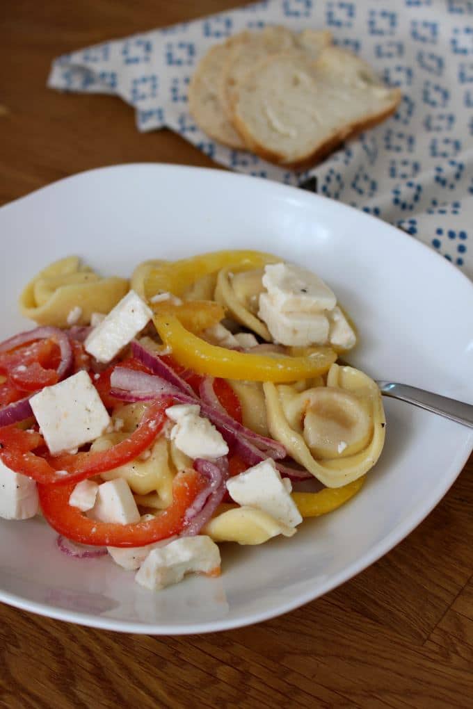 Ein leckeres Familiengericht: Griechischer Tortellinisalat