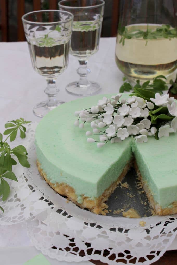 Rezept für eine frühlingshafte Waldmeister-Frischkäse-Torte