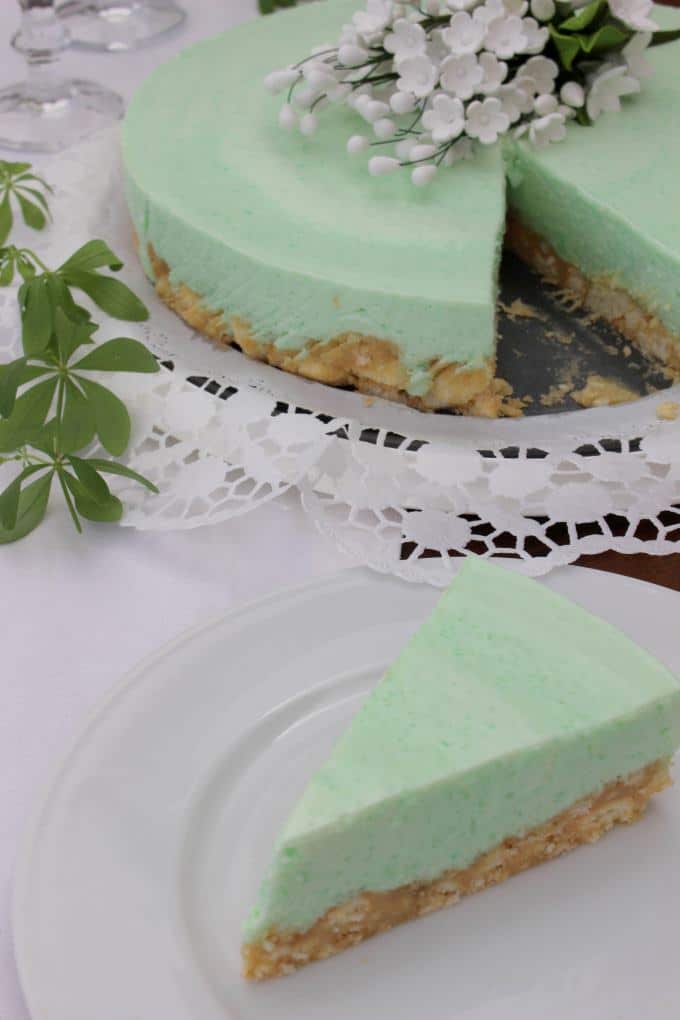 Rezept für eine frühlingshafte Waldmeister-Frischkäse-Torte