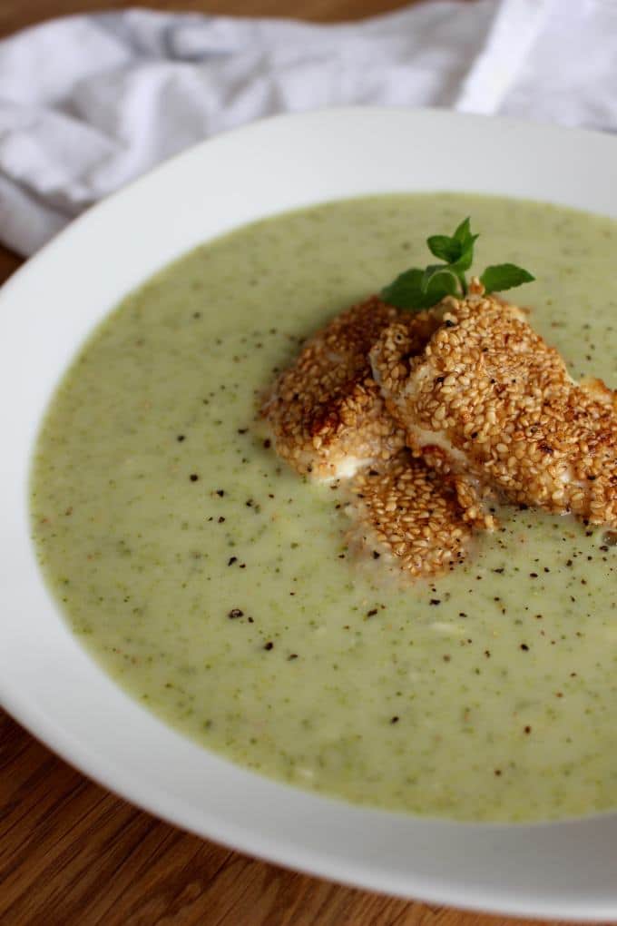 Brokkolicremesuppe mit Hirtenkäse in Sesamkruste