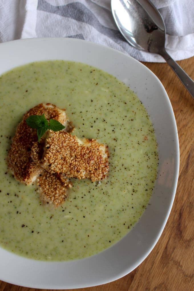 Brokkolicremesuppe mit Hirtenkäse in Sesamkruste