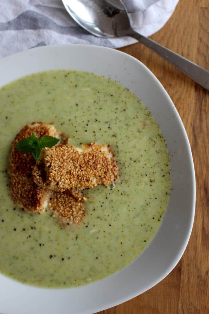 Brokkolicremesuppe mit Hirtenkäse in Sesamkruste